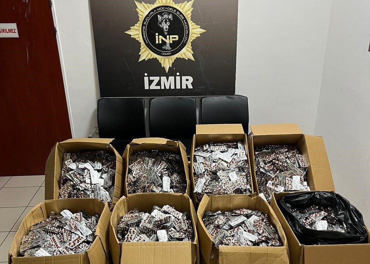 İZMİR'DE NARKOTİK POLİSLERİ TARAFINDAN BORNOVA İLÇESİNDE GERÇEKLEŞTİRİLEN OPERASYONDA, 168 BİN 448...
