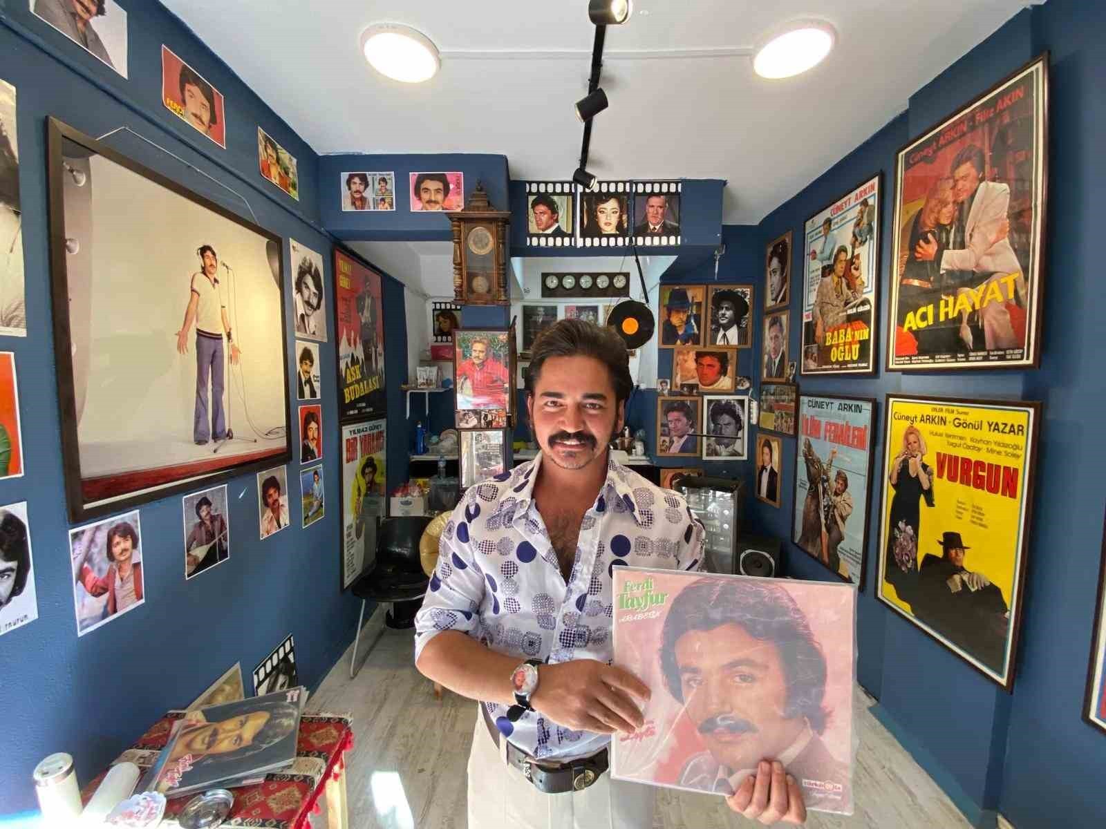 İZMİR'DE YAŞAYAN 31 YAŞINDAKİ EREN KARADİKEN, FERDİ TAYFUR'A OLAN HAYRANLIĞINI HEM GİYİM TARZINDA...