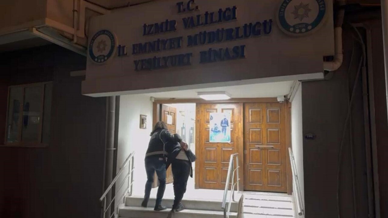 İZMİR'İN BUCA İLÇESİNDE, 2 ŞÜPHELİ, "SERDENGEÇTİLER HER YERDE" DİYEREK TİCARİ İŞLETMELERE SİLAH VE...