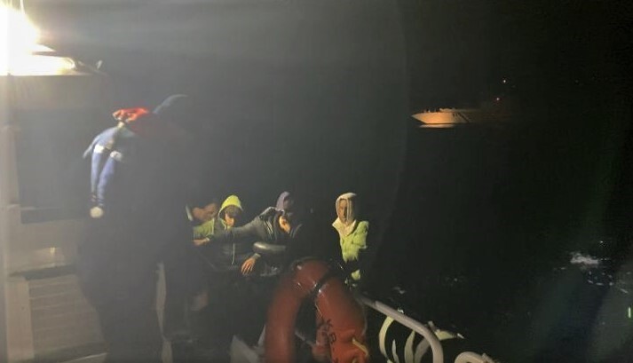 İZMİR AÇIKLARINDA 25 KASIM SABAHI ARKA ARKAYA GERÇEKLEŞTİRİLEN OPERASYONLARDA SAHİL GÜVENLİK...