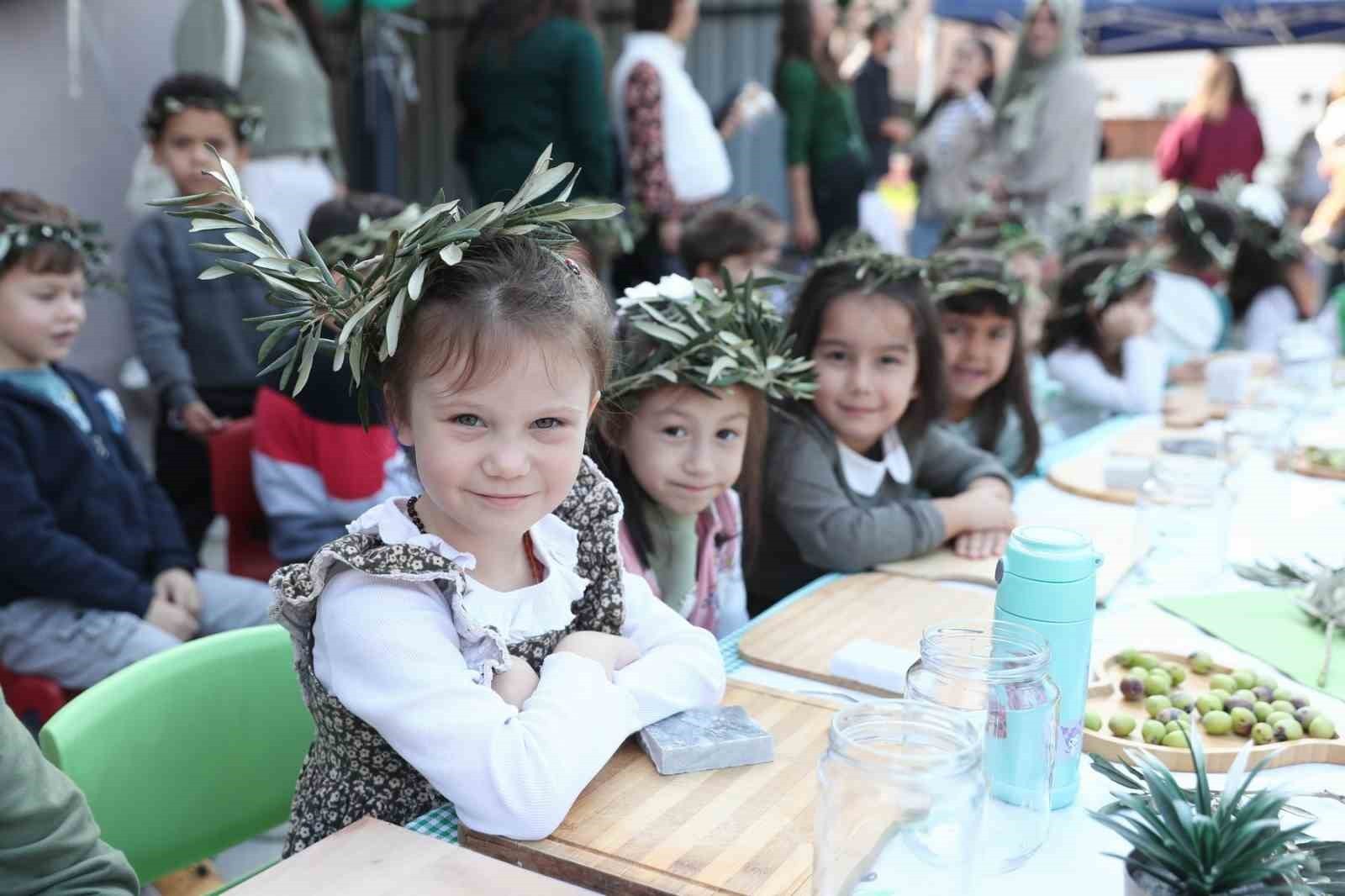 İZMİR ALİAĞA’DA DÜZENLENEN HASBİ ŞENGÜL İLKOKULU 6. GELENEKSEL ZEYTİN KIRMA ŞENLİĞİ, ÖĞRENCİLERİN...