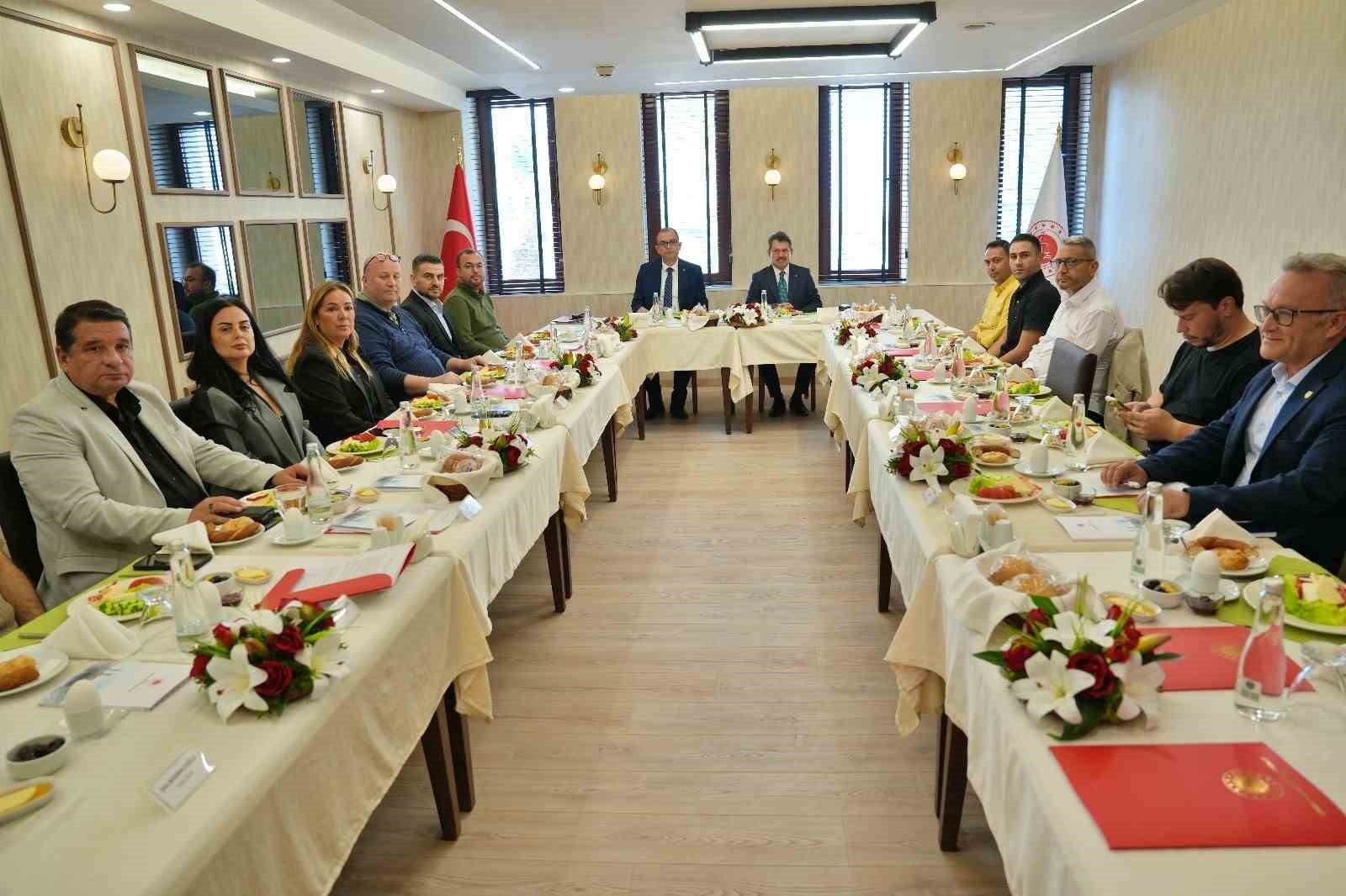 İZMİR CUMHURİYET BAŞSAVCISI ALİ YELDAN, İZMİR ADLİYESİ’NDE DÜZENLENEN TOPLANTIDA BASIN...