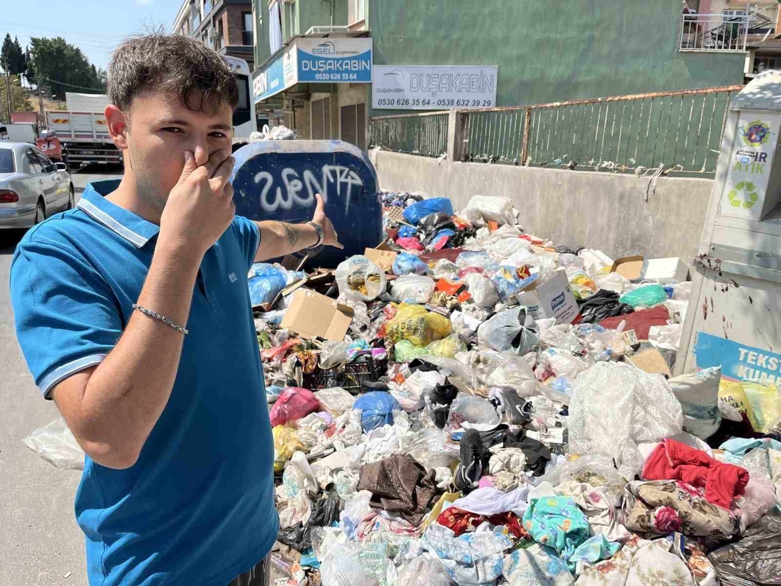 İZMİR’DE AYLARDIR SÜREN ÇÖP KRİZİ VE TEMİZLİK HİZMETLERİNDEKİ AKSAKLIKLAR, KARA SİNEKLERİN HIZLA...