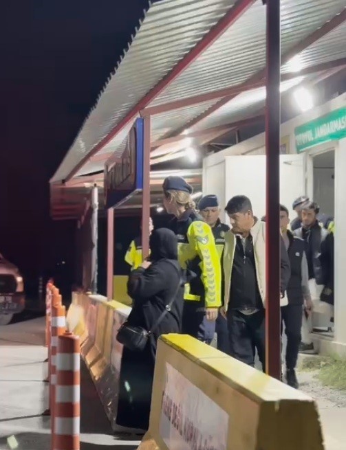 İZMİR’DEN BODRUM’A GÖTÜRÜLMEK İSTENEN 9 DÜZENSİZ GÖÇMEN, EKİPLERİN TAKİBİYLE AYDIN’DA...