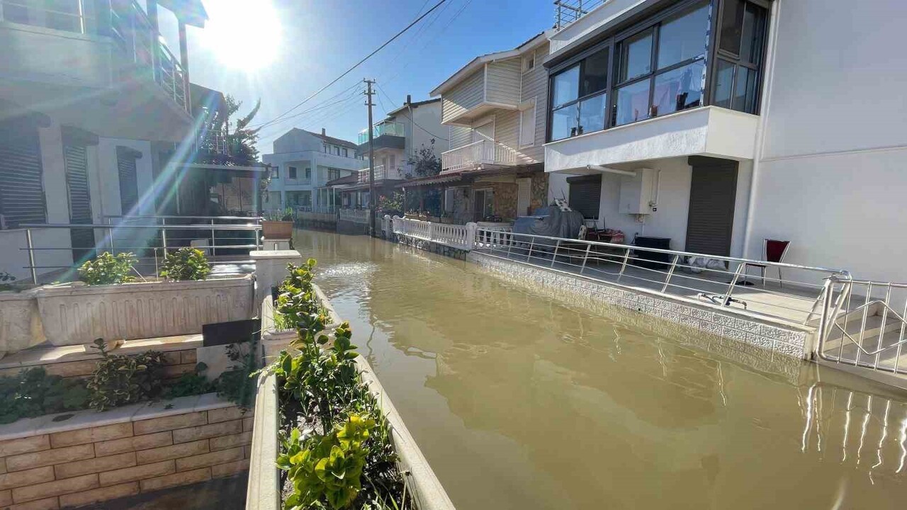 İZMİR GENELİNDE ETKİLİ OLAN SAĞANAK YAĞIŞ SEBEBİYLE FOÇA'DA SU BASAN İŞ YERLERİNDE ESNAF BÜYÜK...