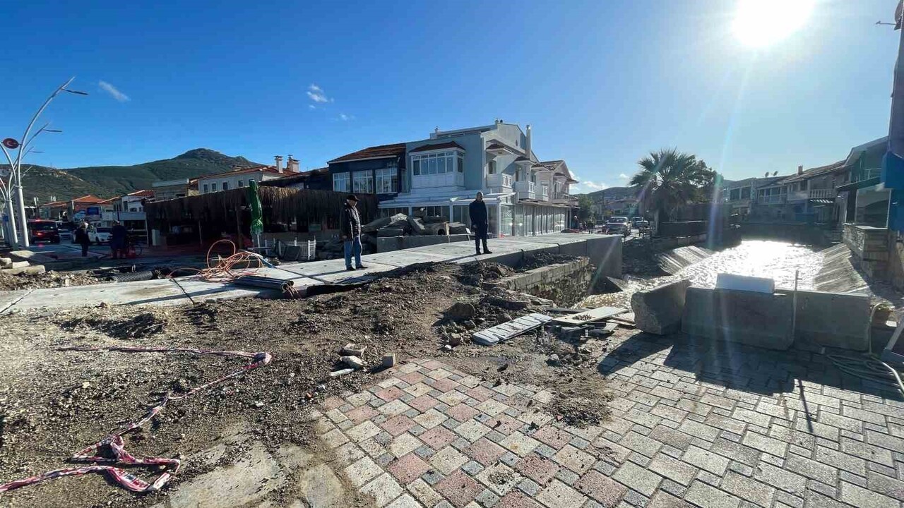 İZMİR GENELİNDE ETKİLİ OLAN SAĞANAK YAĞIŞ SEBEBİYLE FOÇA'DA SU BASAN İŞ YERLERİNDE ESNAF BÜYÜK...