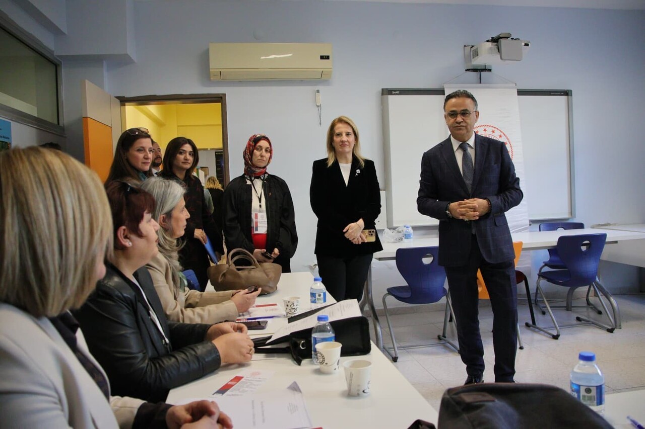 İZMİR İL MİLLİ EĞİTİM MÜDÜRLÜĞÜNÜN DÜZENLEDİĞİ ÇALIŞTAYDA, HAYAT BOYU ÖĞRENME FAALİYETLERİNİN...