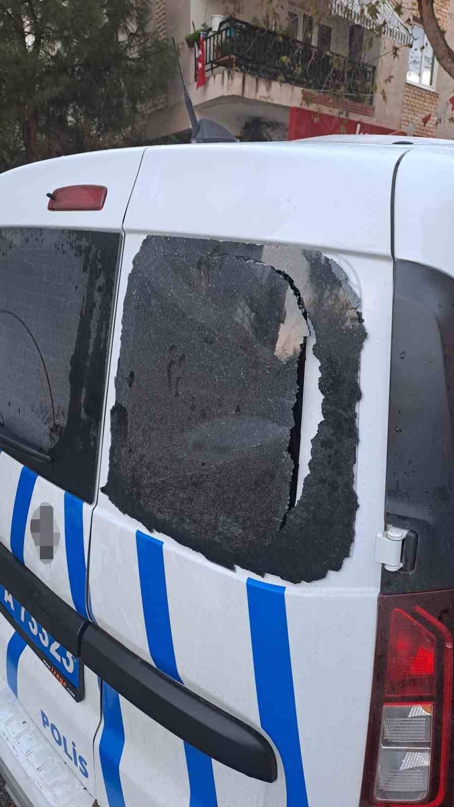 İZMİR’İN BAYRAKLI İLÇESİNDE KAVGA İHBARINA MÜDAHALE EDEN POLİS EKİBİNE SALDIRARAK EKİP OTOSUNUN...