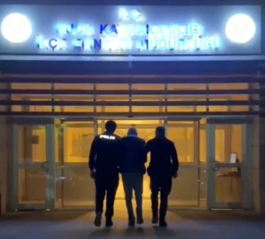 İZMİR’İN BUCA İLÇESİNDE, HIRSIZLIK SUÇUNDAN HAKKINDA TOPLAM 34 YIL HAPİS CEZASI BULUNAN FİRARİ...