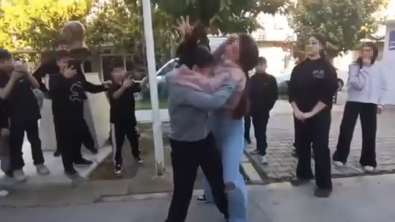 İZMİR’İN BUCA İLÇESİNDEKİ BİR ORTAOKULDA İKİ KIZ ÖĞRENCİ SAÇ SAÇA BİRBİRİNE GİREREK KAVGA ETTİ....