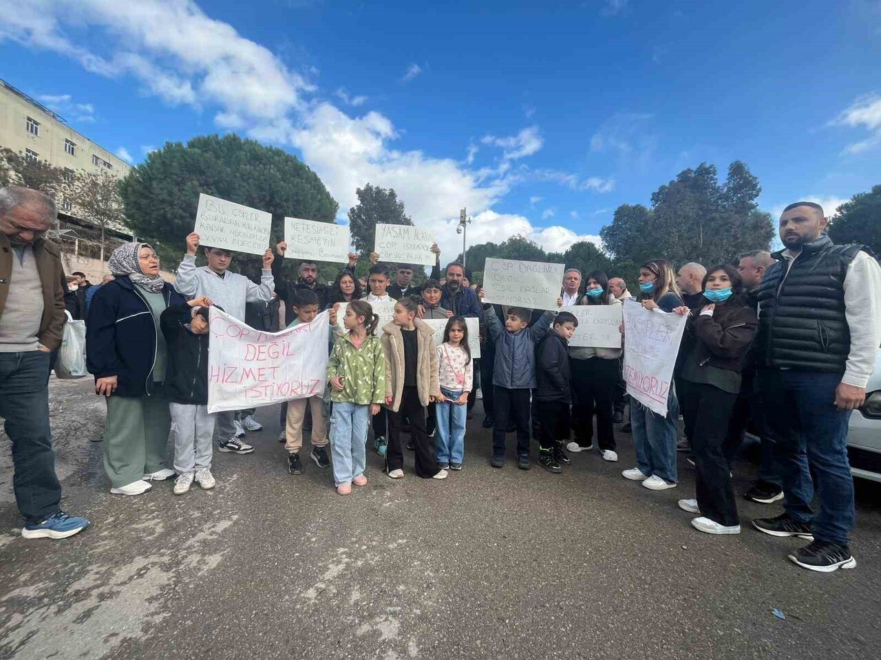 İZMİR’İN BUCA İLÇESİNDEKİ TEMİZLİK İŞLERİ MÜDÜRLÜĞÜ ŞANTİYESİ ÖNÜNDE MAHALLE SAKİNLERİNİN GEÇEN...