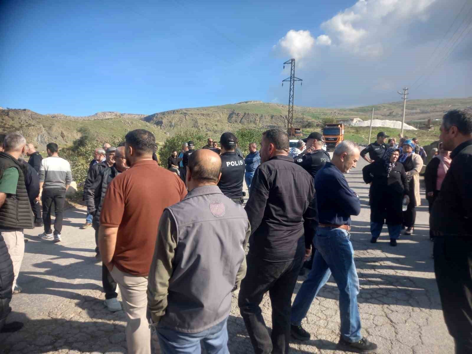 İZMİR’İN ÇİĞLİ İLÇESİNE BAĞLI HARMANDALI MAHALLESİ’NDE VATANDAŞLAR, DANIŞTAY KARARIYLA KAPATILAN...