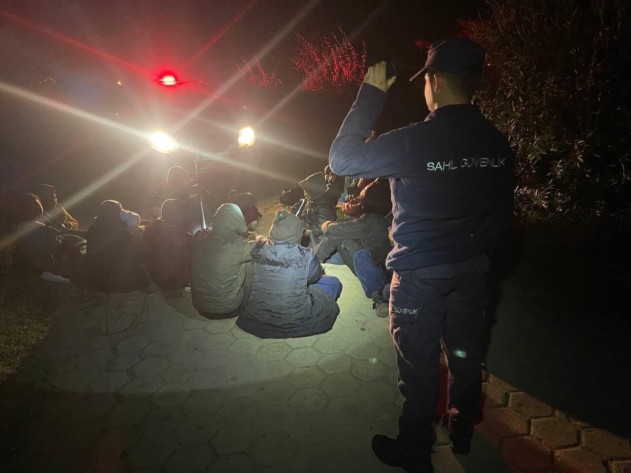 İZMİR’İN DİKİLİ İLÇESİ AÇIKLARINDA YASA DIŞI YOLLARLA YURT DIŞINA ÇIKMA GİRİŞİMİNDEKİ 18 DÜZENSİZ...