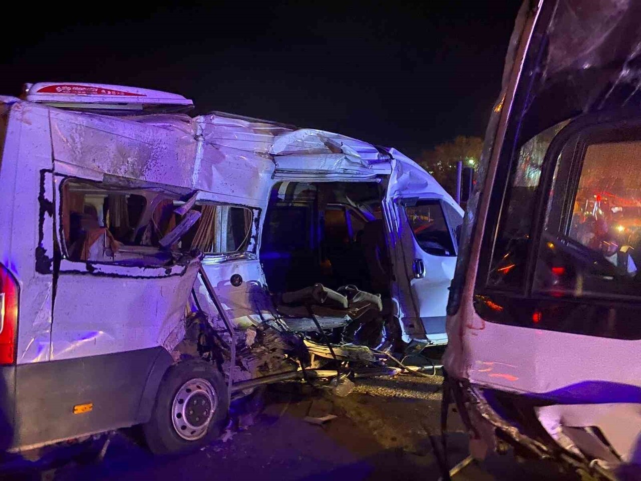 İZMİR’İN KEMALPAŞA İLÇESİNDE İKİ İŞÇİ SERVİSİNİN ÇARPIŞMASI SONUCU MEYDANA GELEN KAZADA İLK...