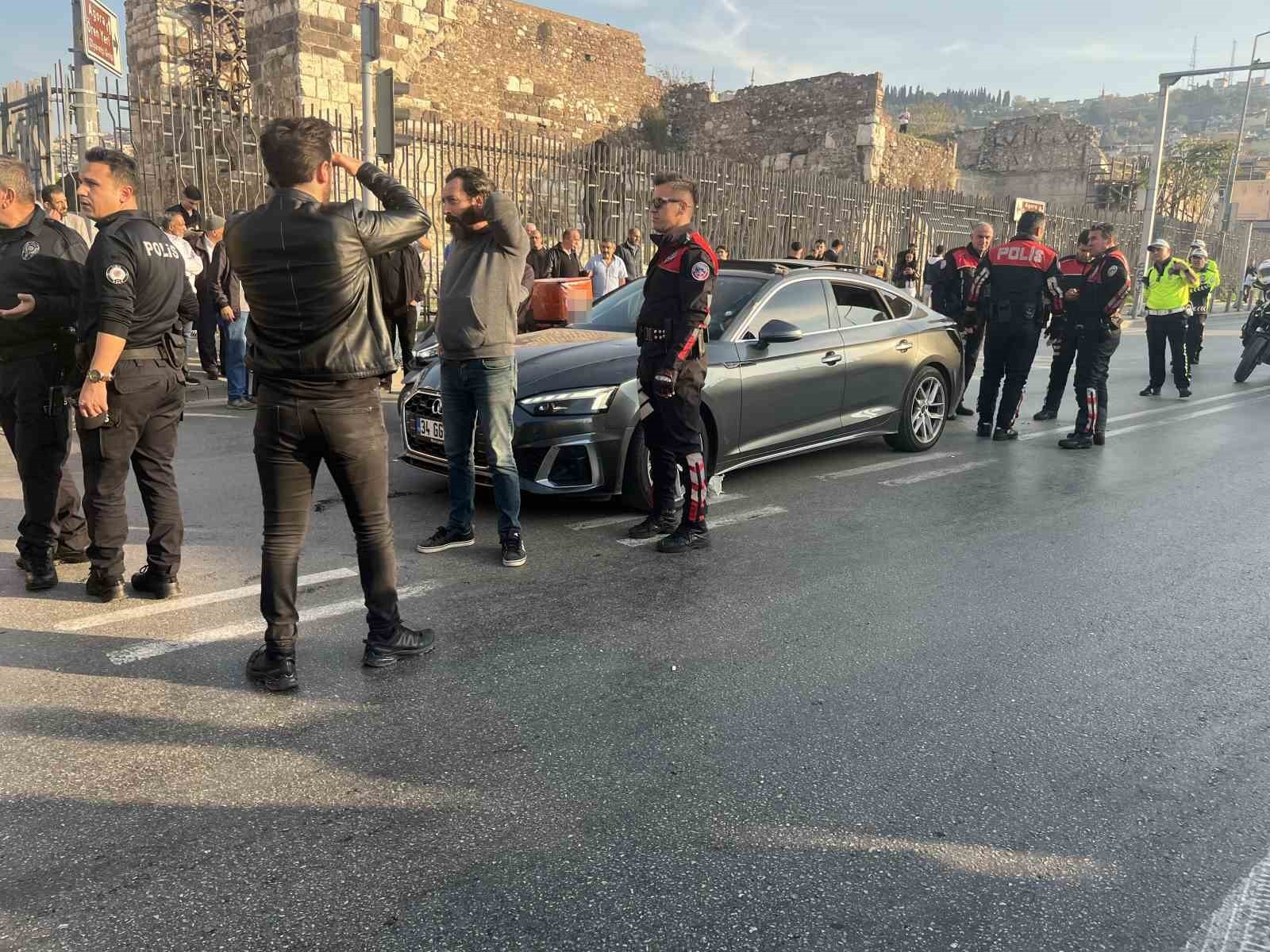 İZMİR’İN KONAK İLÇESİNDE, KİMLİĞİ BELİRSİZ MOTOSİKLETLİ KİŞİLERCE BİR ARACA AÇILAN ATEŞ SONUCU 1...