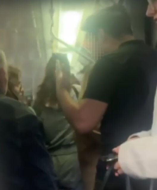 İZMİR METROSU’NDA PSİKOLOJİK SORUNLARI OLDUĞU ÖNE SÜRÜLEN BİR GENÇ, YOLCULARA KÜFÜR EDEREK...