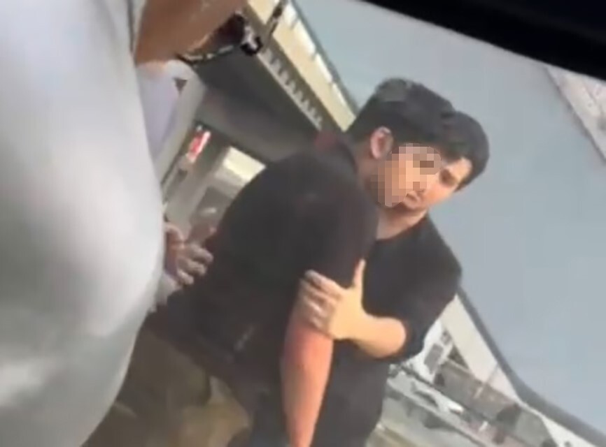 İZMİR METROSU’NDA PSİKOLOJİK SORUNLARI OLDUĞU ÖNE SÜRÜLEN BİR GENÇ, YOLCULARA KÜFÜR EDEREK...