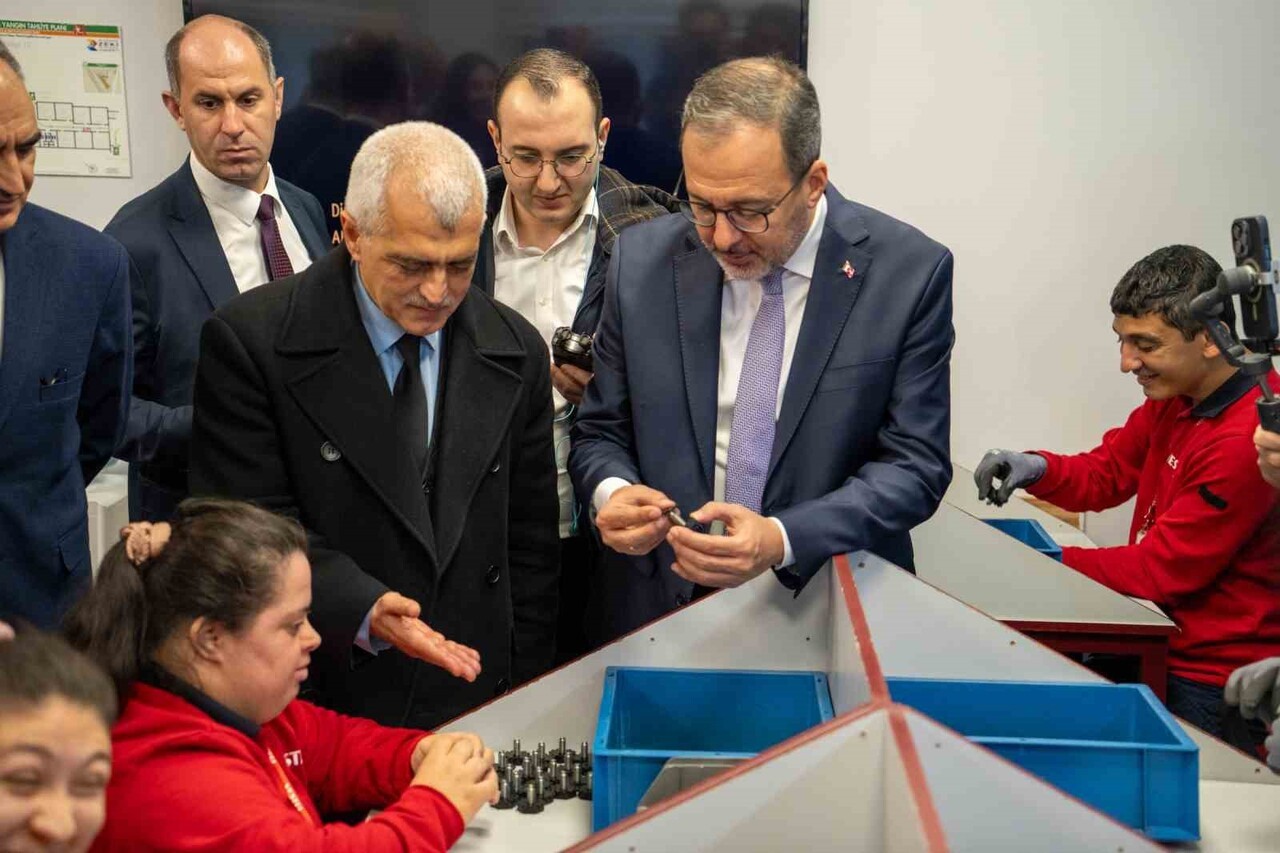 İZMİR MİLLETVEKİLİ DR. MEHMET MUHARREM KASAPOĞLU VE BERABERİNDEKİ KOMİSYON ÜYELERİ, ZEKİ YAŞAM...