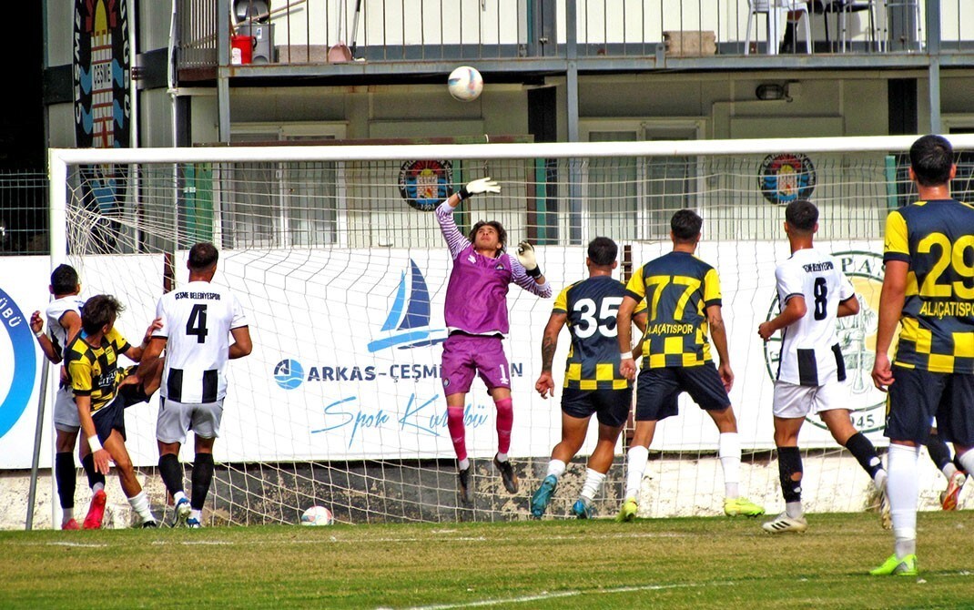 İZMİR SÜPER AMATÖR LİG E GRUBU'NDA MÜCADELE EDEN ÇEŞME’NİN İKİ TAKIMI ÇEŞME BELEDİYESPOR VE İMREN...
