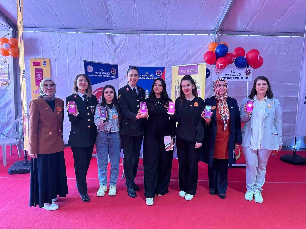 JANDARMA, ATATÜRK KENT MEYDANI’NDAN VATANDAŞLARI BİLGİLENDİRDİ