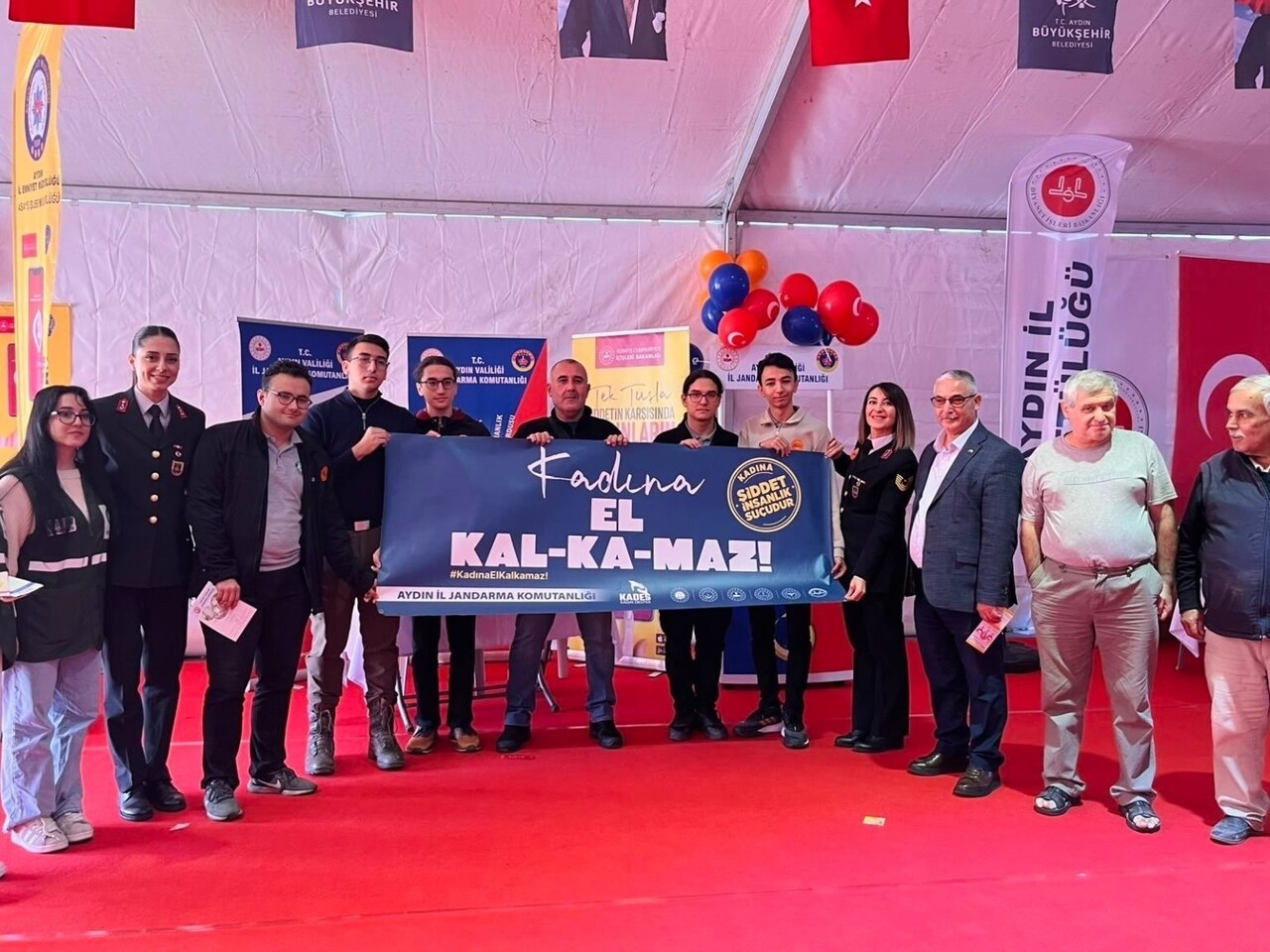 JANDARMA, ATATÜRK KENT MEYDANI’NDAN VATANDAŞLARI BİLGİLENDİRDİ