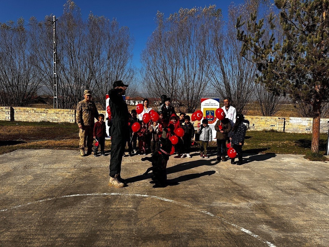 JANDARMA EKİPLERİNDEN ÖĞRENCİLERE ÇOCUK HAKLARI GÜNÜ SÜRPRİZİ