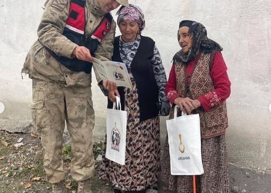 JANDARMA KADINA AYÖNELİK ŞİDDETİ ÖNLEMEK İÇİN KAPI KAPI DOLAŞIYOR. (OLGUN...