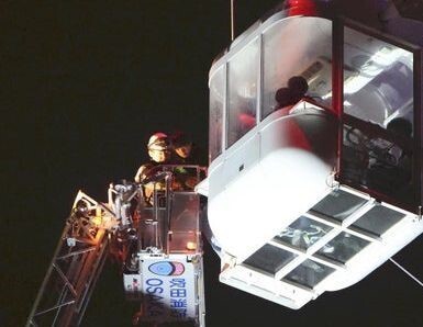 JAPONYA'DA YILDIRIM DÜŞMESİ SONUCU DURAN 123 METRE YÜKSEKLİĞİNDEKİ DEV DÖNME DOLAPTA MAHSUR KALAN...