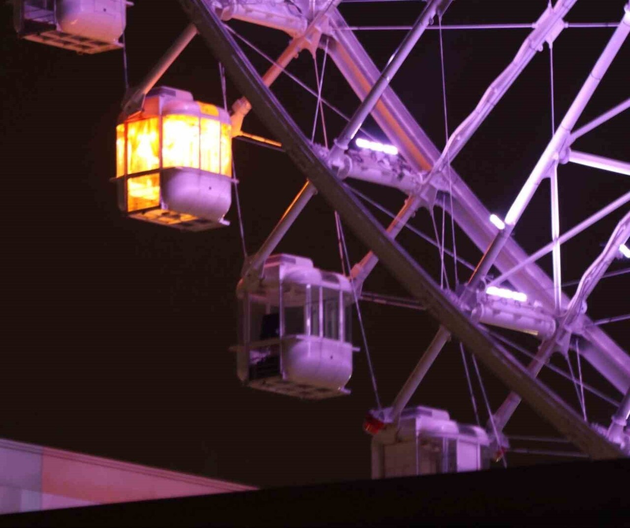 JAPONYA'DA YILDIRIM DÜŞMESİ SONUCU DURAN 123 METRE YÜKSEKLİĞİNDEKİ DEV DÖNME DOLAPTA MAHSUR KALAN...