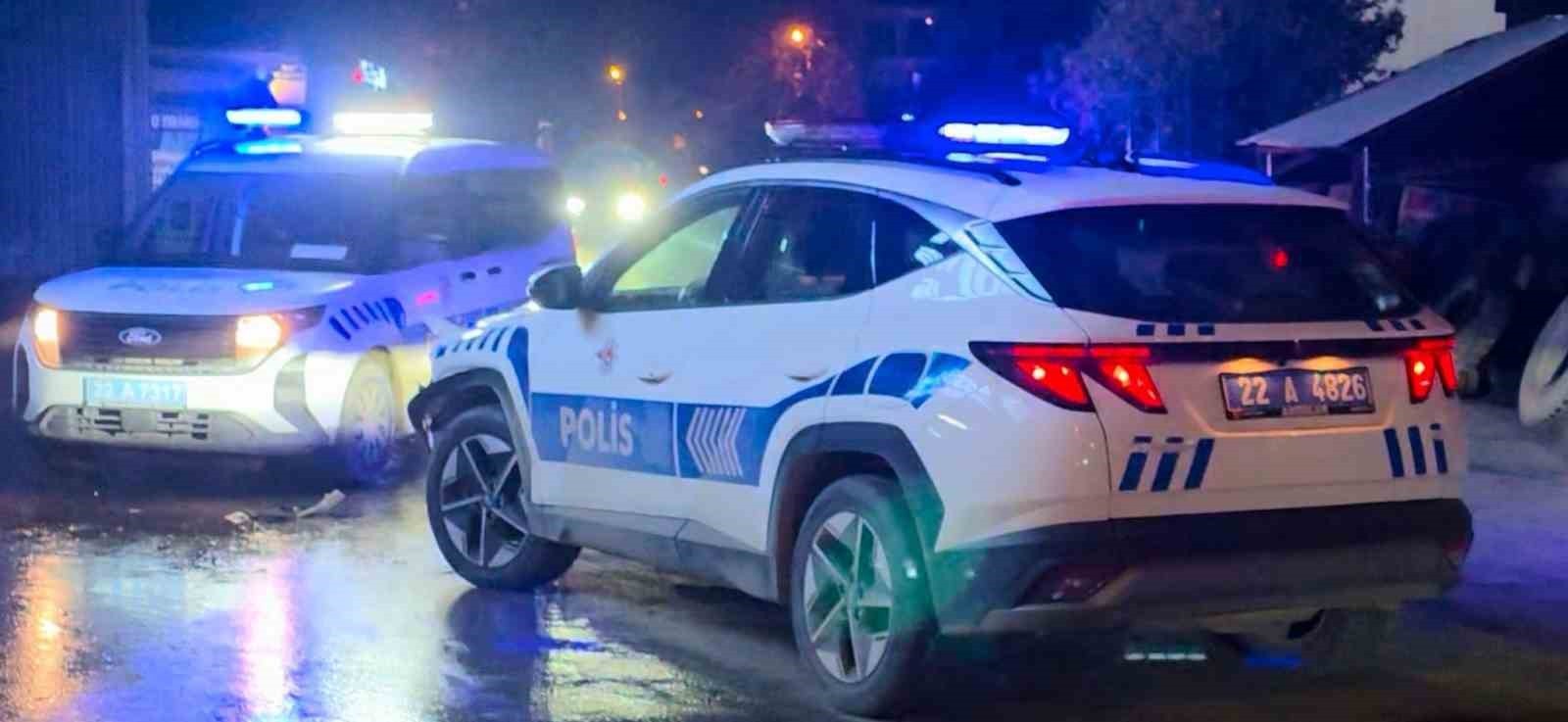 KAÇAN SÜRÜCÜ POLİS ARACINA ÇARPTI: 2 YARALI