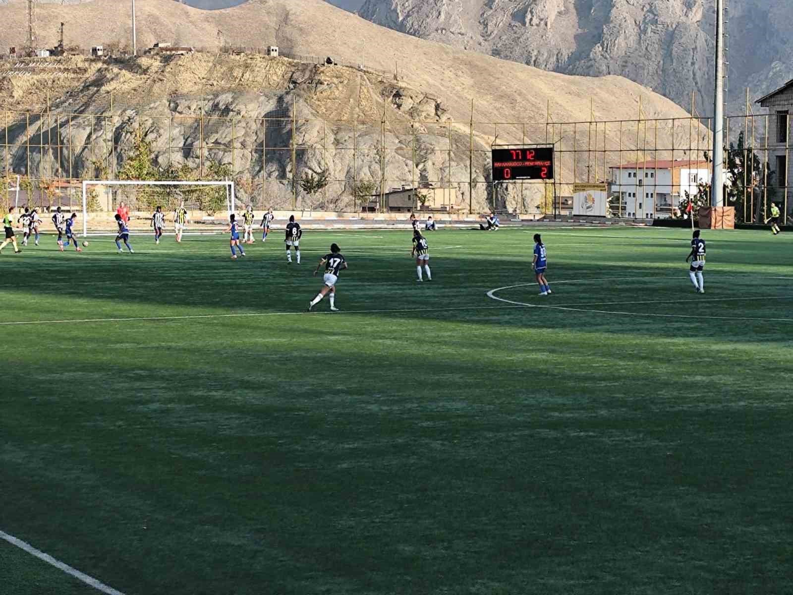 KADIN FUTBOL SÜPER LİG'DE MÜCADELE EDEN HAKKARİGÜCÜ, EVİNDE KONUK ETTİĞİ FENERBAHÇE PETROL...