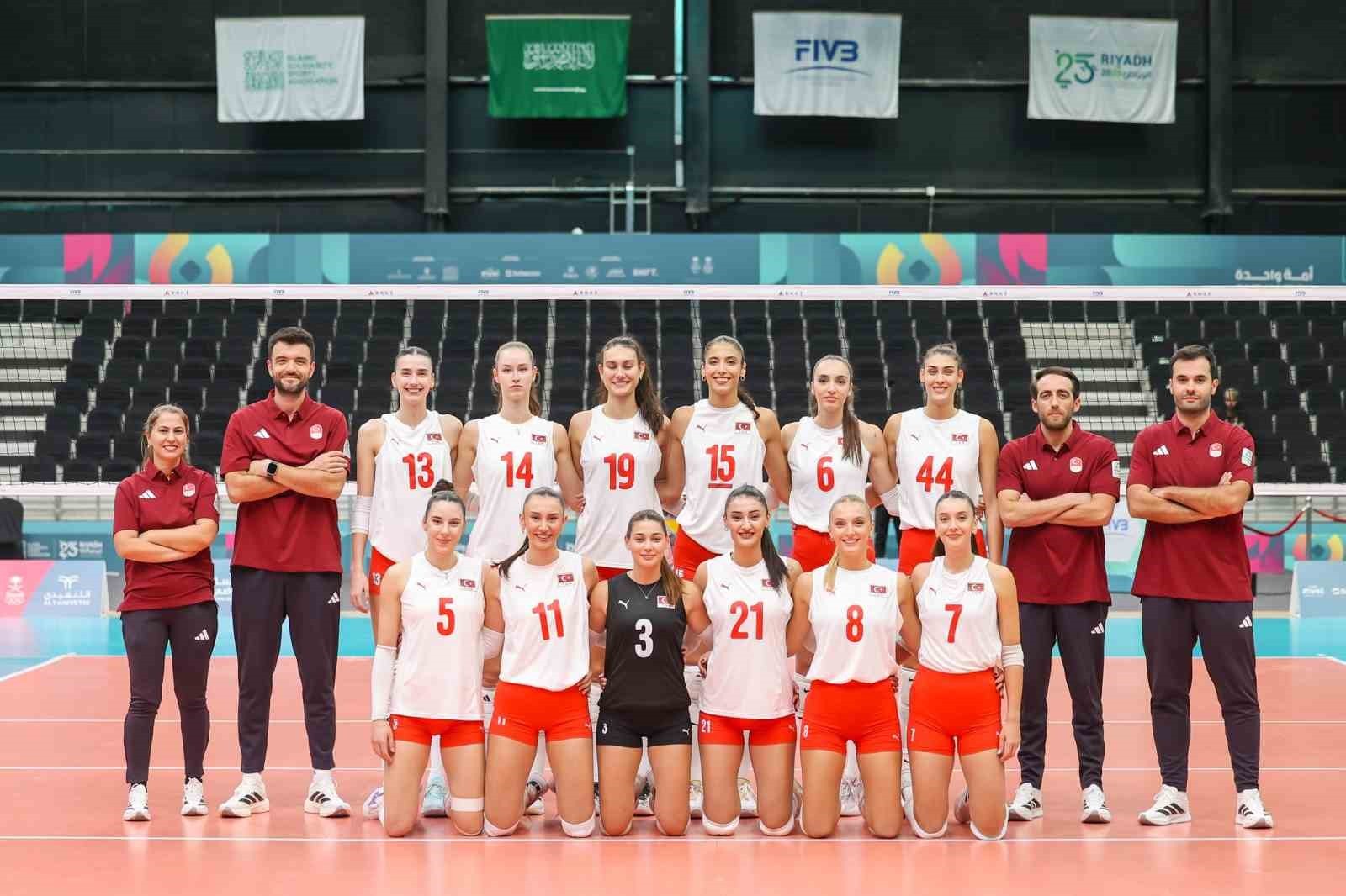 KADIN VOLEYBOL MİLLİ TAKIMI, SUUDİ ARABİSTAN'IN BAŞKENTİ RİYAD'DA DÜZENLENEN 6. İSLAMİ DAYANIŞMA...