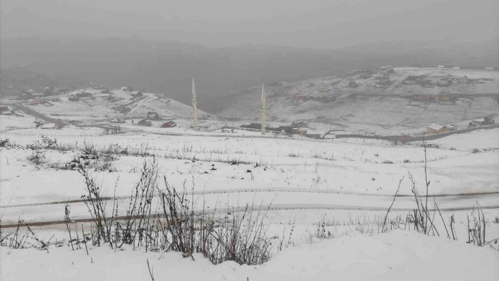 KADIRGA YAYLASI’NDA DÜN AKŞAM ETKİLİ OLAN KAR YAĞIŞI, BÖLGEYİ KISA SÜREDE BEYAZA...