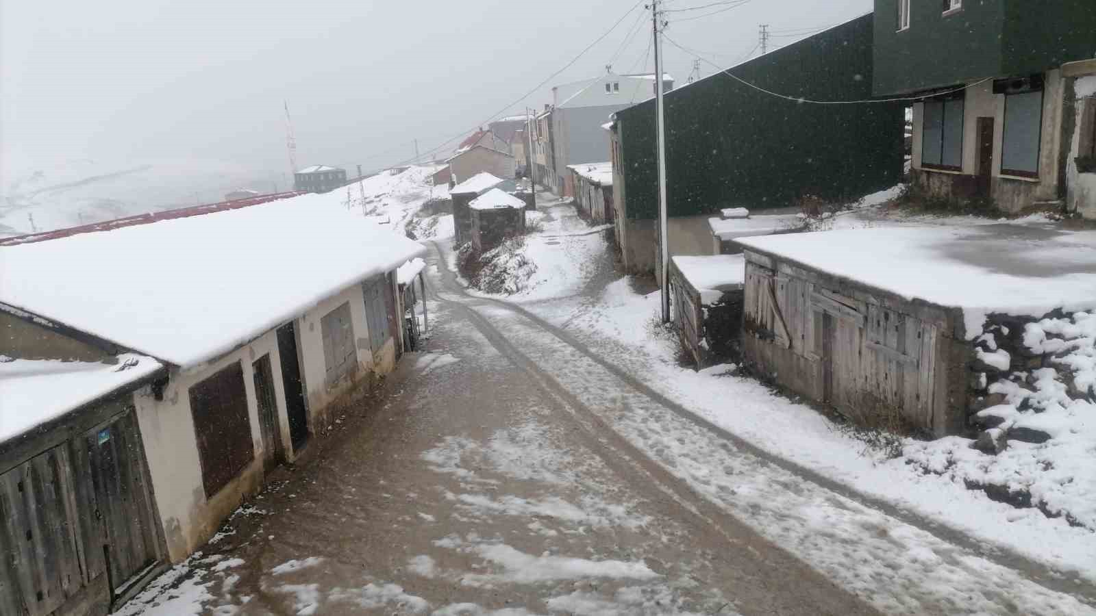 KADIRGA YAYLASI’NDA DÜN AKŞAM ETKİLİ OLAN KAR YAĞIŞI, BÖLGEYİ KISA SÜREDE BEYAZA...
