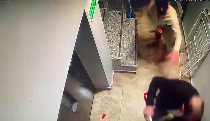 KAĞITHANE'DE BİR KİŞİ, KENDİSİNİ ALDATTIĞINI ÖNE SÜRDÜĞÜ BOŞANMA AŞAMASINDAKİ EŞİNİ, OĞLUNUN...