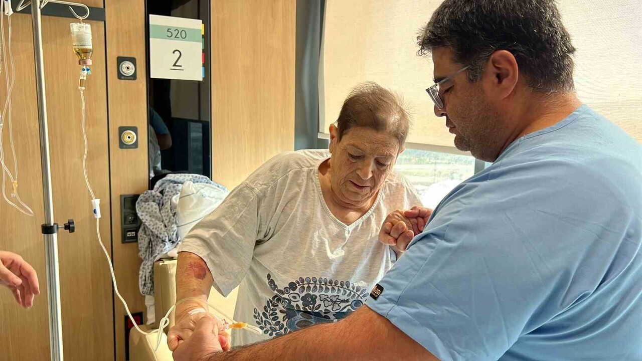 KAHRAMANMARAŞ'TA 74 YAŞINDAKİ KADIN HASTA, OMURGA KIRIĞI NEDENİYLE GERÇEKLEŞTİRİLEN BAŞARILI...