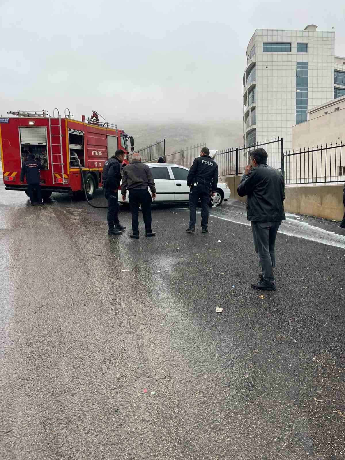 KAHRAMANMARAŞ'TA BİR OTOMOBİLDE ÇIKAN YANGIN İTFAİYE EKİPLERİNCE BÜYÜMEDEN SÖNDÜRÜLDÜ.