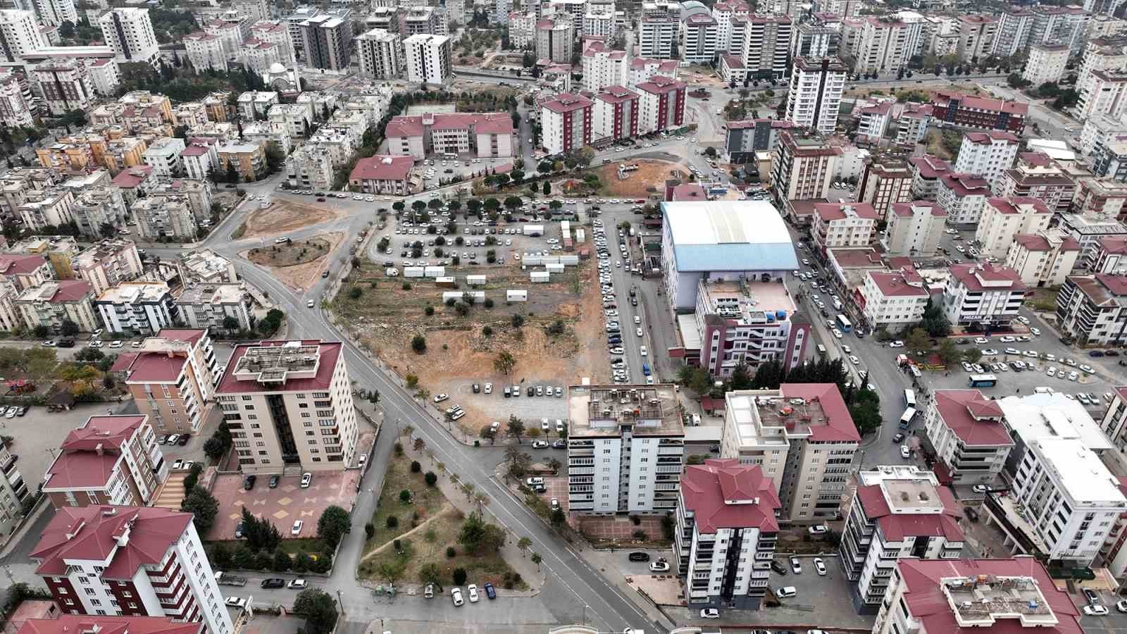 KAHRAMANMARAŞ'TA BÜYÜKŞEHİR BELEDİYESİ, ŞEHİR MERKEZİNİN EN YOĞUN NOKTALARINDAN BİRİ OLAN ÇOCUK...