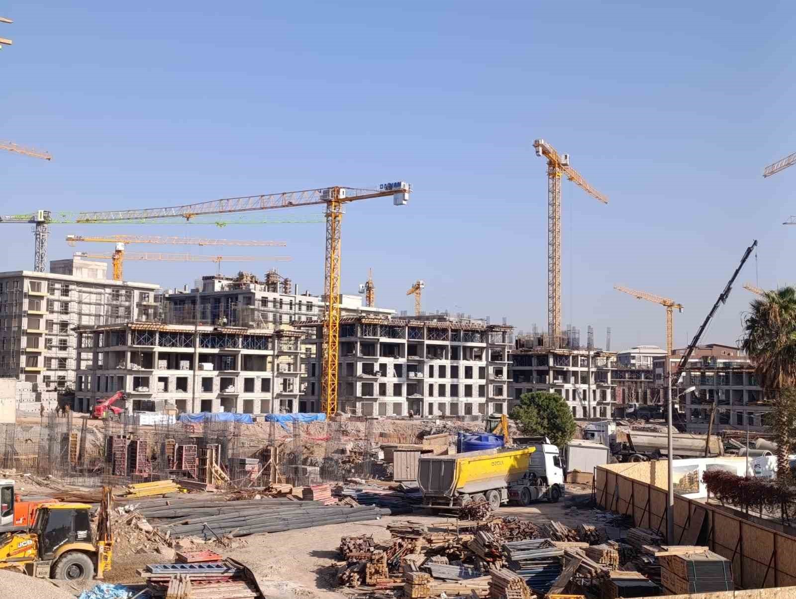 KAHRAMANMARAŞ'TA DEPREMDE AĞIR HASAR ALAN ONİKİŞUBAT STADYUMU'NUN BULUNDUĞU BÖLGEDE, AFET...