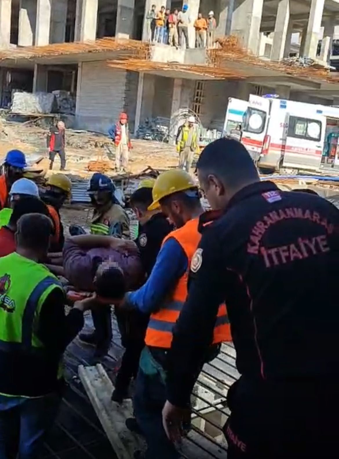 KAHRAMANMARAŞ'TA İNŞAAT ALANINDA İSKELENİN ÇÖKMESİ SONUCU BİR İŞÇİ YARALANDI