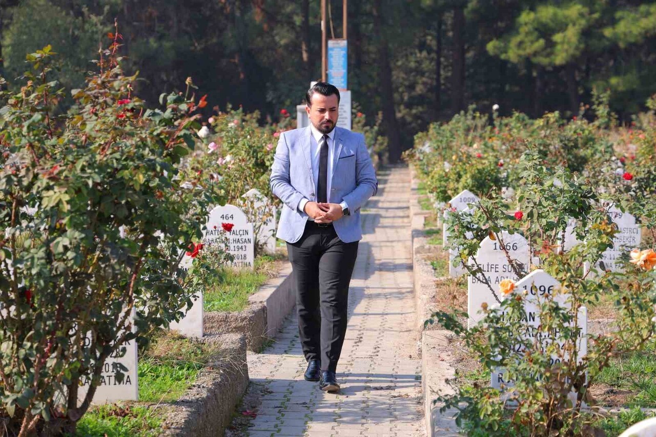 KAHRAMANMARAŞ'TA YAŞAYAN ÖĞRETMEN METİN ACIPAYAM, DEPREMDE HAYATINI KAYBEDEN 97 ÖĞRENCİSİNİN...