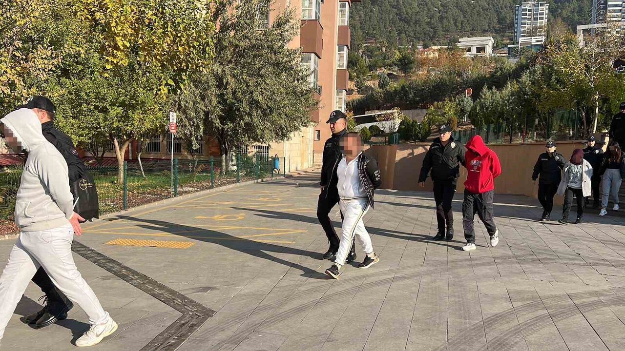 KAHRAMANMARAŞ MERKEZLİ ’DOLANDIRICILIK VE BAHİS’ OPERASYONUNDA GÖZALTINA ALINAN 17 ŞÜPHELİ...