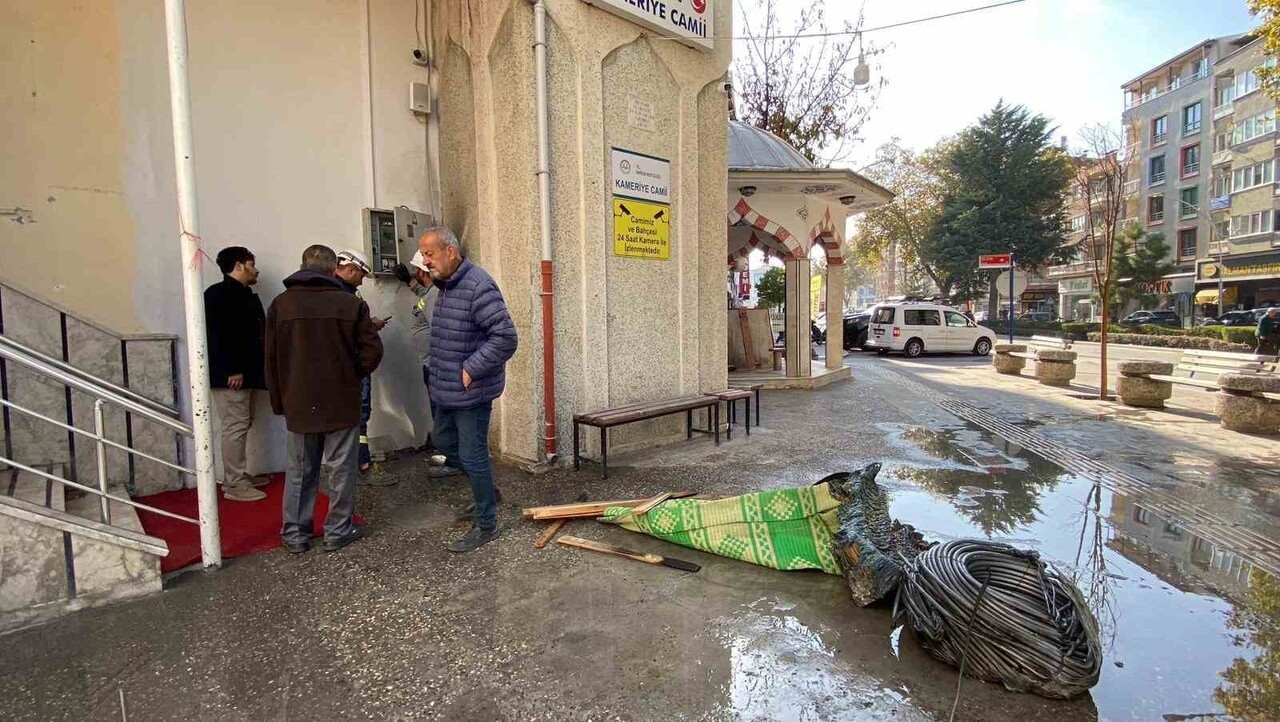 KAMERİYE CAMİSİ'NİN MİNARESİNDE ÇIKAN YANGIN SÖNDÜRÜLDÜ