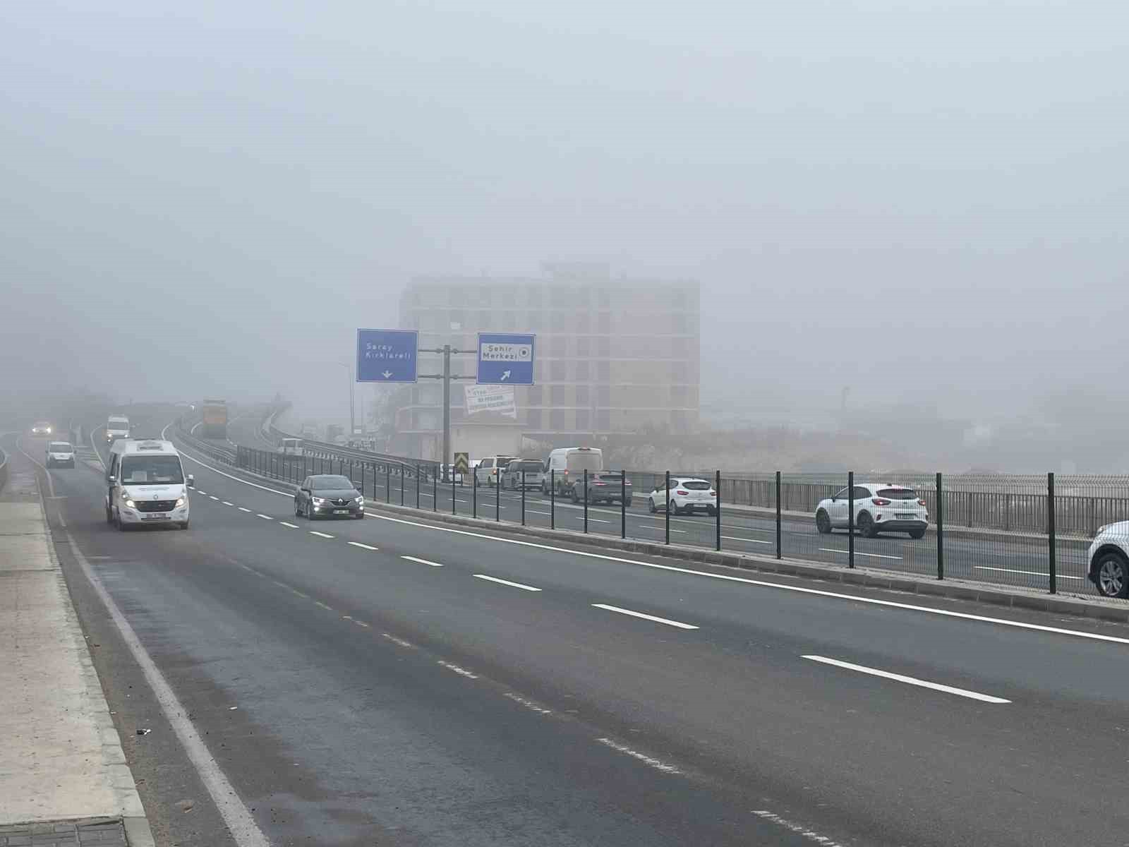 KAPAKLI İLÇESİNDE SABAH SAATLERİNDE ETKİLİ OLAN YOĞUN SİS, GÖRÜŞ MESAFESİNİ YER YER 40 METREYE...