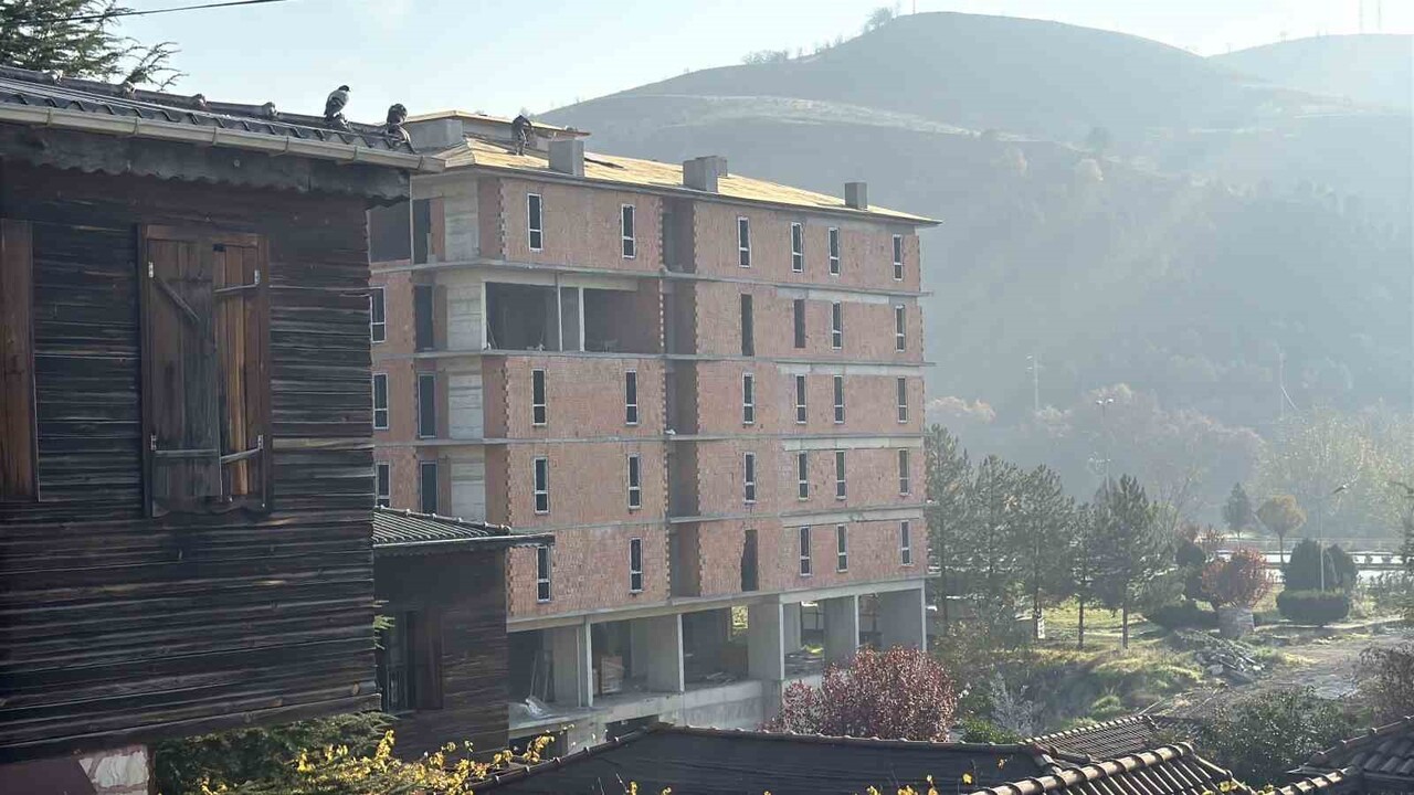 KARABÜK'TE 6 KATLI BİR İNŞAATIN ÇATISINDA İŞÇİLERİN HERHANGİ BİR GÜVENLİK ÖNLEMİ ALMADAN ÇALIŞTIĞI...