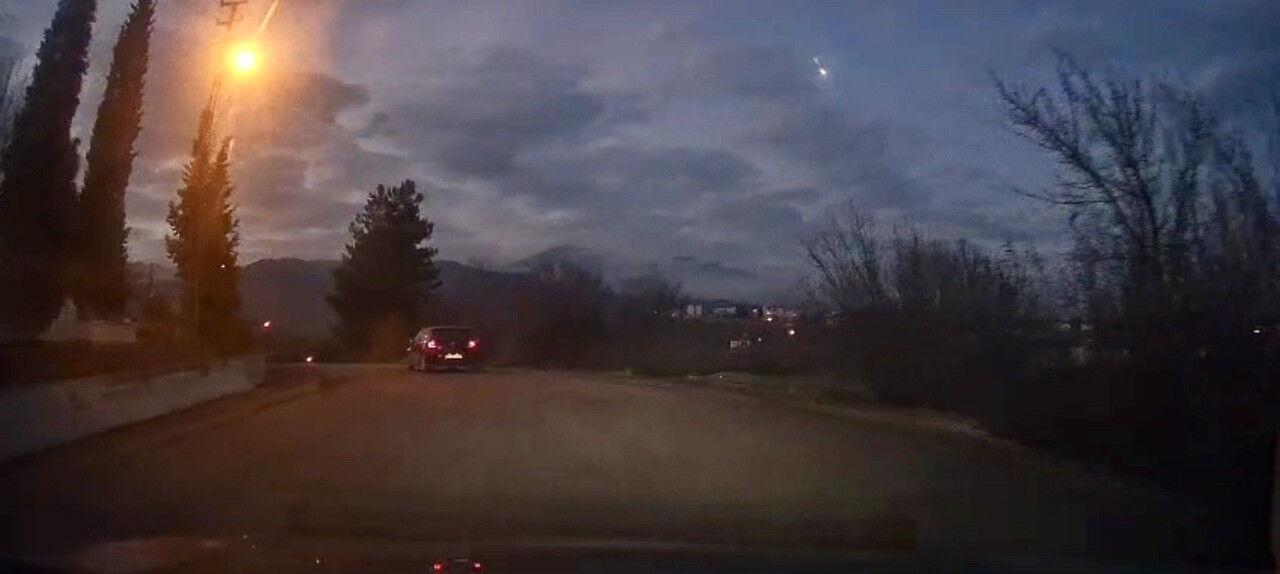 KARABÜK'TE GÖKYÜZÜNDE PARLAYAN BİR METEORUN YANARAK DÜŞME ANI, BİR ARACIN İÇİNDEKİ GÜVENLİK...