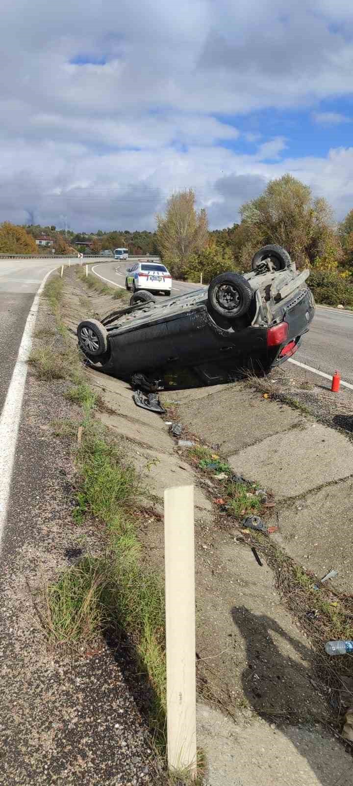 KARABÜK'TE TAKLA ATAN OTOMOBİLDE BULUNAN 2 KİŞİ YARALANDI.