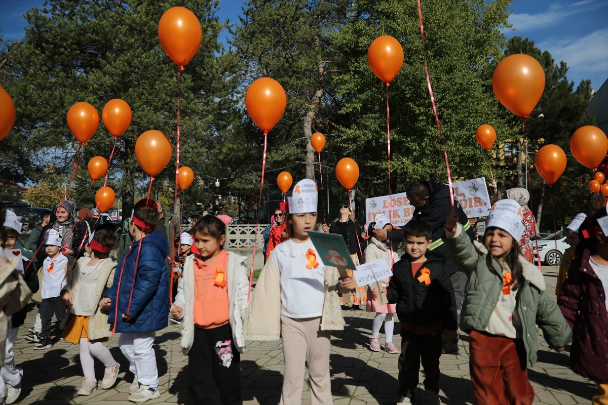 Karabük'ün Eflani ilçesinde ana sınıfı öğrencileri, lösemi hastalığına dikkati çekmek için...