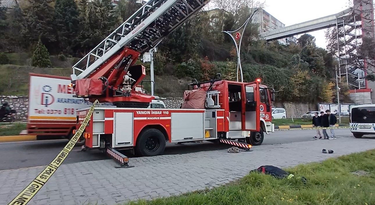 KARABÜK’TE ÇAYA DÜŞEN YAVRU KEDİ, İTFAİYE EKİPLERİNİN ÇALIŞMASIYLA KURTARILDI.
