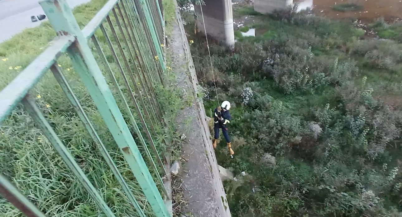 KARABÜK’TE ÇAYA DÜŞEN YAVRU KEDİ, İTFAİYE EKİPLERİNİN ÇALIŞMASIYLA KURTARILDI.